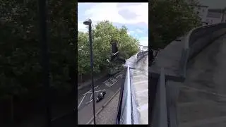😲 Прыгнул с крыши и не разбился! Как..?!