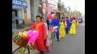 The most beautiful wedding in the world-A procession by all the bicycle