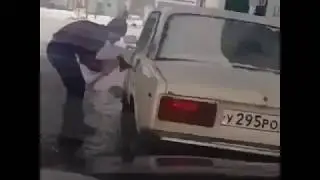 Что делать когда захлопнулась дверь в машине