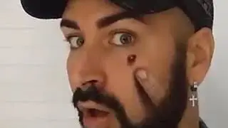 Художник рисует на своей голове.