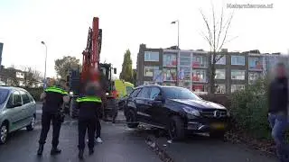 Kraanmachinist tilt auto op om jongen te bevrijden onder auto in Groningen