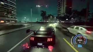 Ｌｏｎｅｌｙ  ｎｉｇｈｔ  ａｎｄ ａ ｆａｓｔ  ｃａｒ．
