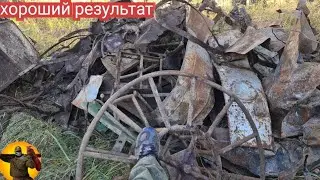 Коп металлолома с помощью экскаватора .