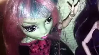 les monster high et la banane tueuse
