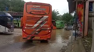 Parkiran bus pantai gunung kidul Yogyakarta