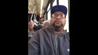 Le passager d'un bus remet à sa place une femme énervée