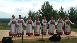 Выступают  участники из с.Боровка на празднике 
