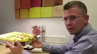 Фёдор Овчинников ест борт додо-пиццы