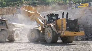 Caterpillar CAT992K loads trucks