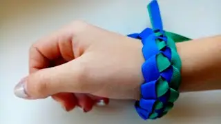 Плетение фенечек успокаивает детей
