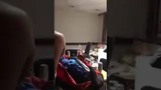 Мужик усердно надевает штаны на голову))
