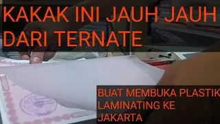 Kakak ini jauh jauh dari Ternate buat membuka plastik laminating kejakarta
