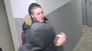 Рекламщики разводилы гадят в подъезде.