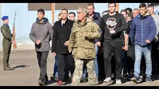 Украинские добровольцы в очередях в военкоматы.