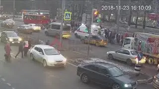 Внедорожник сбил сразу несколько человек на переходе. ДТП  Московский/Гагарина. 23.11.18
