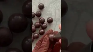 Делаем трюфельные капсулы из шоколада. Склеивание шоколадных шариков 