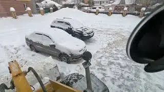 Чищу парковку у школы. Чищу школу.