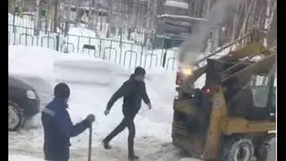 Конфликт водителя и снегоуборщика в Нижневартовске попал на камеру. Получилась драма как в шедеврах
