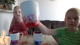 Настя и Никита рисуют, красят чашки лаком. Настя красит ногти.