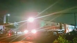 kereta api commuter line di stasiun malam hari
