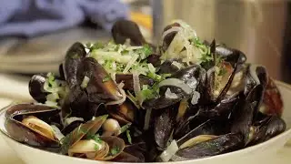 Quick and easy mussels recipe: Moules Marinière