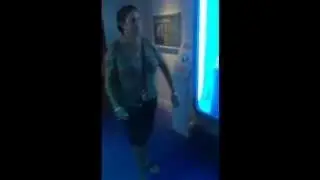 Tiburon ataca a abuela   Tiburon rompe vidrios de acuario