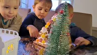 🌲 Подметаем двор рождественского домика