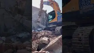 Демонтаж корпуса №7 механизировано с использованием экскаватора разрушителя