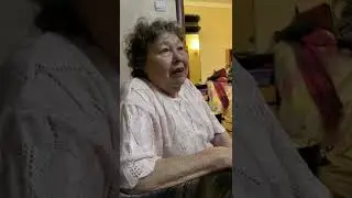 бабуля поет