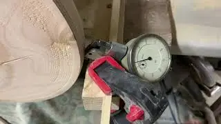 Измеряю биение шкивов для ленточной пилы