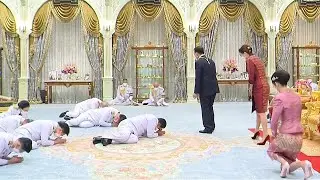 พลเอกประยุทธ์ พร้อมคณะ เฝ้าฯทูลเกล้าฯ ถวายเงินพระเจ้าอยู่หัว-พระราชินี..เจ้าคุณพระย่อตัวรับ 2 ตค.21