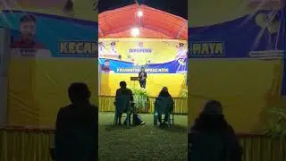 Kades Gonohop menyanyikan lagu Tiada Lagi 