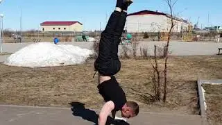 Отжимание в стойке на руках, обучаюсь 2 месяца