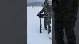 Бурим лёд одной рукой с Ледобуром Урал-Про