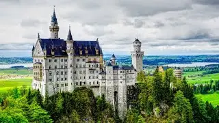 Deutsch lernen B2:  Schloss Neuschwanstein und Märchenkönig. Audieren.