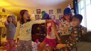 VLOGMAS Day 25~MERRY CHRISTMAS!! CHRISTMAS MORNING WITH 5 KIDS!!