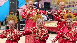 Gerak lincah tari tradisional siswi SMA