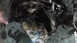 Как снять двигатель Мазда дэмио, на коленке)