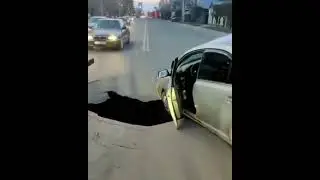 Машина провалилась в дыру посередине дороги. ОСА АСТАНА