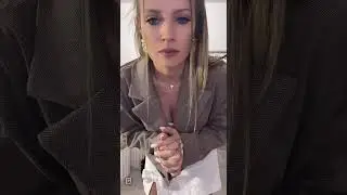 В ТЕЛЕСНЫХ КОЛГОТКАХ И БЕЛЫХ ШОРТИКАХ МИЛАЯ БЛОНДИНКА 👱‍♀️