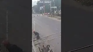 Seorang Pemotor di Branggahan Kediri mengalami kecelakaan tunggal di palang kereta, ini kronologinya