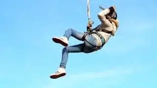 Миниатюрная девушка прыгает прямо вниз на камеру