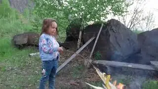 Настя жарит банан)