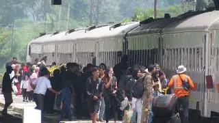 SANGAT MENGEJUTKAN KERETA API COMMUTER LINE GARUT DI BANJIRI PARA PENUMPANG
