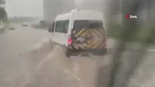 Rögar kapağı patlayınca otomobil böyle havaya uçtu!
