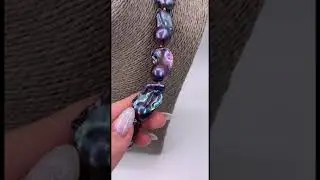Black rainbow baroque pearls necklace. #handmadejewelry #artisanjewelry #baroquepearls