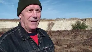Зубы ископаемых акул и окаменевшие улитки в песчаном карьере
