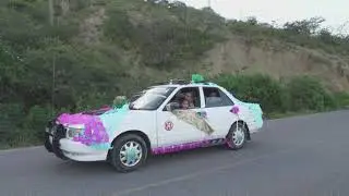 desfile de taxis y carros particulares