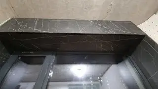 Откосы из ЛДСП EGGER под мрамор с нишами под рольштору и батарею