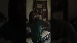Пьяная Саня забивает топор в 7 утра
